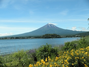 富士の嶺を　高み畏（かしこ）み　天雲も　い行きはばかり　たなびくものを